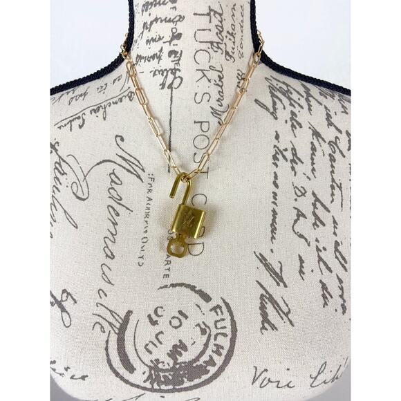 B27 Louis Vuitton Lock And Key 310 Necklace Pendant Iconic Statement Coquette - Picture 5 of 7